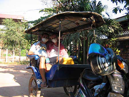 im_tuktuk_mit_staubmasken