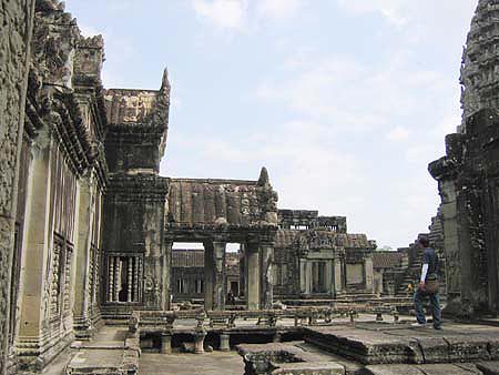 maechtiger_tempelinnenhof_angkor_wat.jpg