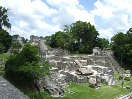 grande_plaza1_flores_tikal_guat