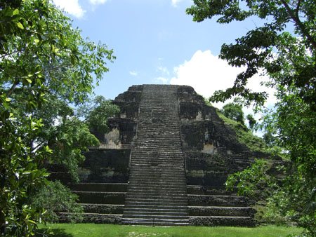 mayatempel04_flores_tikal_guat