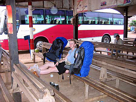 anne_6h_warten_auf_bus_savannakhet_weg_nach_hue.jpg