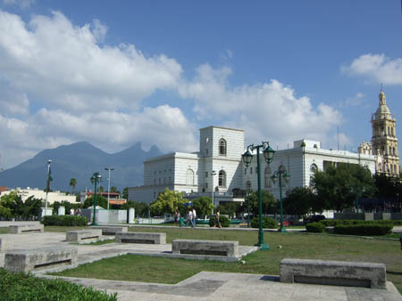 marktplatz_vor_bergen_monterrey_mex